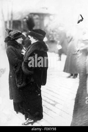 fashion, early 20th century / turn of the century, two ladies, Paris, circa 1910, Additional-Rights-Clearences-Not Available
