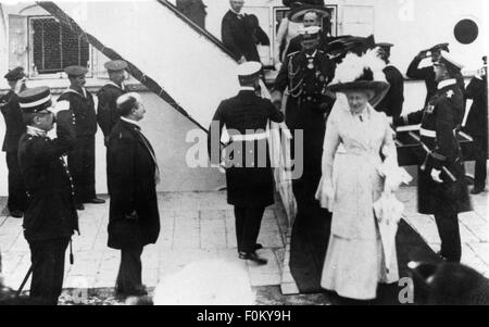 William II, 27.1.1859 - 4.6.1941, German emperor 15.6.1888 - 9.11.1918, half length, with wife Augusta Victoria, leaving the yacht 'Hohenzollern', Genoa, 6.5.1914, Stock Photo