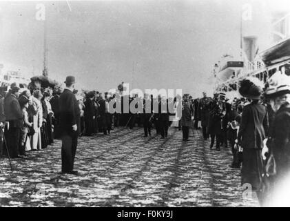 Wilhelm II, 27.1.1859 - 4.6.1941, German emperor 15.6.1888 - 9.11.1918, half length, greeting the classes of the German School, Genoa, 3.5.1911, Stock Photo