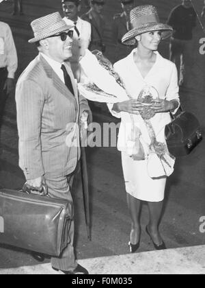 Loren, Sophia, * 20.9.1934, Italian actress, full length, with husband Carlo Ponti, Ciampino Airport, Rome, 19.7.1960, Stock Photo