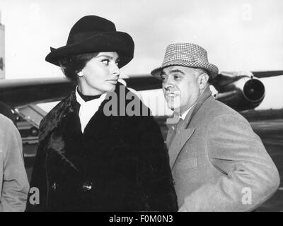 Loren, Sophia, * 20.9.1934, Italian actress, half length, with husband Carlo Ponti, airport, Rome, 12.11.1960, Stock Photo