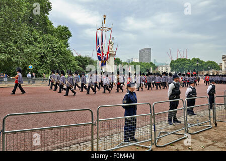 Heavily armed police officers on Guard near Buckingham Palace, London for Trooping the Colour i Stock Photo