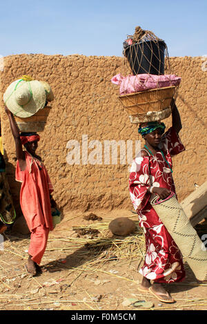 BANDIAGARA, MALI - SEPTEMBER 29, 2008:  Unidentified woman in bandiagara in the Mopti region in Mali on september 29, 2008, Band Stock Photo