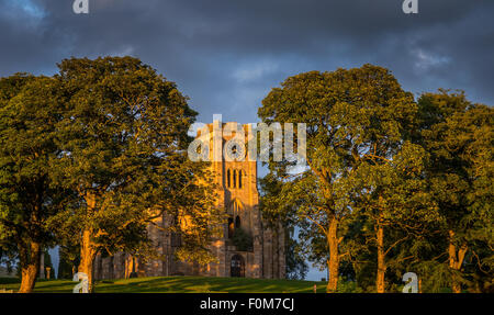 LENNOXTOWN CHURCH IN EVENING SUNLIGHT Stock Photo