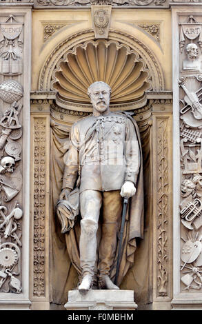 London, England, UK. Temple Bar Memorial (Horace Jones, 1880) in Fleet Street. Statue of the Prince of Wales (future Edward VII) Stock Photo