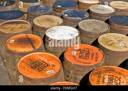 WHISKY BARRELS OR CASKS IN ROWS STORED OUTSIDE AT TAMDHU SPEYSIDE DISTILLERY SCOTLAND Stock Photo