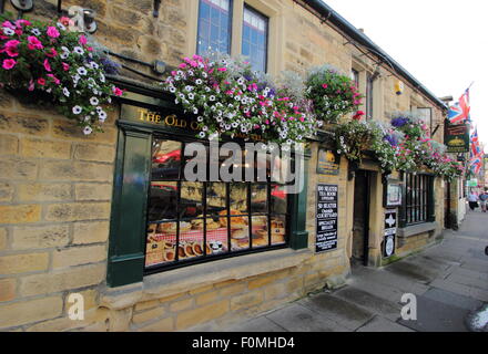 The Old Original Bakewell Pudding Shop in Balewell, Peak District, England UK - summer Stock Photo