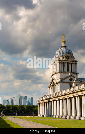 Europe, United Kingdom, England, London, Greenwich, Royal Naval College by Christopher Wren with the skyscrapers of Canary Wharf Stock Photo