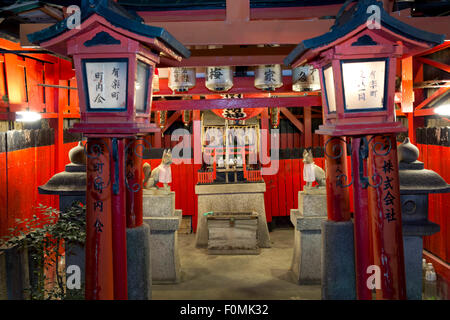 Japanese Shinto temple with statues of Kitsunes (rice god Inari's fox servants), Gion district (Geisha area), Kyoto, Japan, Asia Stock Photo