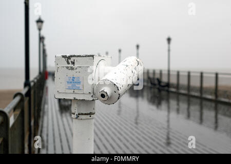 Skegness, Lincolnshire, UK. 18th Aug, 2015. Holiday makers and day-trippers make the best of the bad weather ,Heavy rain all day on the promenade resulting in empty beaches ,but indoor amusements are doing well . Credit:  IFIMAGE/Alamy Live News Stock Photo