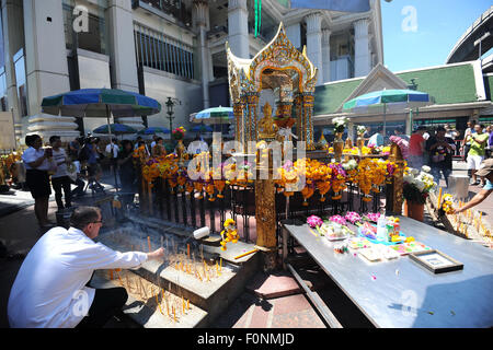 Bangkok, Thailand. 19th Aug, 2015. People pray at the Erawan Shrine at Rajprasong intersection in Bangkok, Thailand, Aug. 19, 2015. A deadly explosion rocked Erawan Shrine, a popular tourist destination in downtown Bangkok, on Monday night, leaving at least 20 people dead and more than 100 others injured. Credit:  Rachen Sageamsak/Xinhua/Alamy Live News Stock Photo