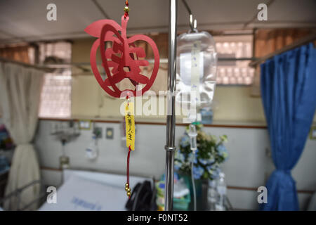 Bangkok, Thailand. 19th Aug, 2015. A blessing decoration for an injured Chinese tourist is seen at the King Chulalongkorn Memorial Hospital in Bangkok, capital of Thailand, on Aug. 19, 2015. A total of seven Chinese nationals have been confirmed killed in a Bangkok explosion Monday night, the Chinese Embassy in Thailand said Wednesday. Another 26 Chinese were being treated in hospitals, the embassy said. Credit:  Li Mangmang/Xinhua/Alamy Live News Stock Photo