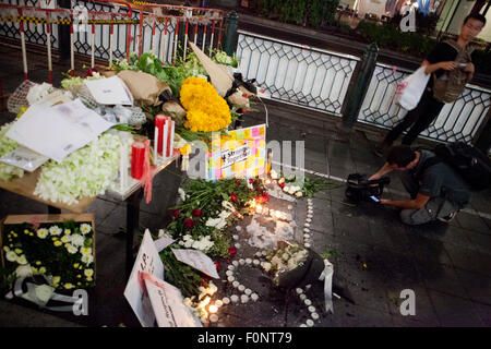 Bangkok, Thailand. 18th August, 2015. A memorials are set up outside Erawan Shrine a day after a bomb exploded close to the shrine in the center of Thailand's capital, Bangkok, killing at least 22 people and injuring more than 125. Reports say a second bomb has been found in the area and made safe. No-one has yet said they carried out the attack, which took place close to the Erawan shrine in Bangkok's central Chidlom district. The shrine is a major tourist attraction. The Thai government said the attack was aimed at foreigners. Credit:  PixelPro/Alamy Live News Stock Photo