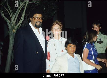 ROSEY GRIER with wife Margie and son Roosevelt Kennedy Grier.29326. © Bob V. Noble/Globe Photos/ZUMA Wire/ZUMA Wire/Alamy Live News Stock Photo