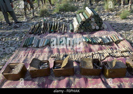 Sibi. 19th Aug, 2015. Photo released by Frontier Corps (FC) on Aug. 19, 2015, shows recovered explosives in southwest Pakistan's Quetta. Frontier Corps (FC) Blochistan province recovered heavy amount of weapons and explosives in Sibi on Wednesday. © Frontier Corps/Xinhua/Alamy Live News Stock Photo