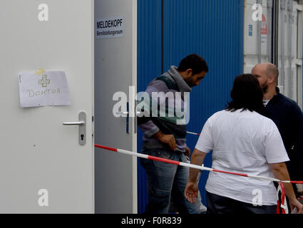 Rendsburg, Germany. 20th Aug, 2015. A note reading 'Doktor' (lit. doctor) is attached to a door in the primary health care centre that is currently placed in containers in Rendsburg, Germany, 20 August 2015. More than 60 doctors and nurses from the university hospitals in Kiel and Luebeck started their voluntary service to take care of the refugees in the new reception centre. Photo: CARSTEN REHDER/dpa/Alamy Live News Stock Photo