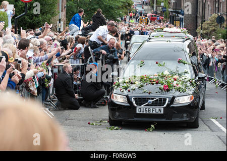 Crowds at Cilla Black's funeral Liverpool UK Stock Photo