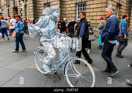 Estevan Mortensen, a street artist, performing in The Royal Mile, Edinburgh at the Fringe Festival, Scotland, UK Stock Photo