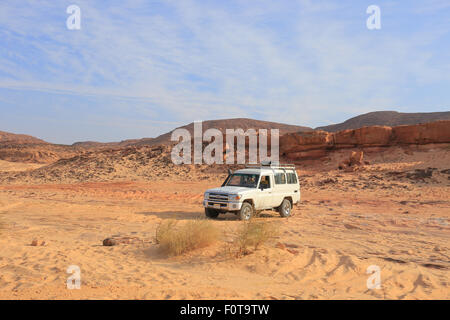 4x4 SUV Toyota Land Cruiser in the desert of Egypt Stock Photo