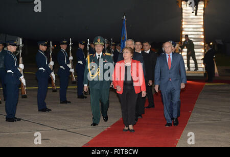 Asuncion. 20th Aug, 2015. Image provided by Chile's Presidency shows Chilean President Michelle Bachelet (2nd R) arriving at Silvio Pettirossi International Airport in Asuncion Aug. 20, 2015 for an officil visit to Paraguay. Credit:  Alez Ibanez/Chile's Presidency/Xinhua/Alamy Live News Stock Photo