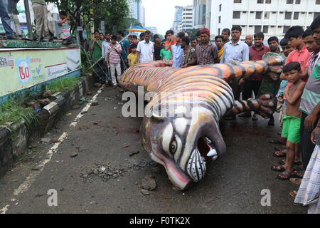 Dhaka, Bangladesh.  21 August 2015. The Royal Bengal Tiger mural placed in front of Suderban Hotel at Karwan Bazar intersection fell down and caused one unidentified rickshaw puller's death in the capital at around 4:00 am on early Friday morning. Stock Photo