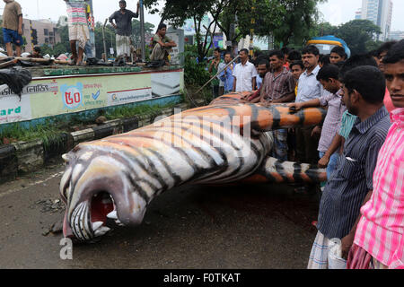 Dhaka, Bangladesh.  21 August 2015. The Royal Bengal Tiger mural placed in front of Suderban Hotel at Karwan Bazar intersection fell down and caused one unidentified rickshaw puller's death in the capital at around 4:00 am on early Friday morning. Stock Photo