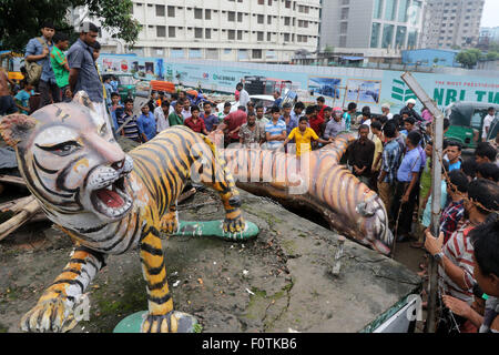 Dhaka, Bangladesh.  21 August 2015. The Royal Bengal Tiger mural placed in front of Suderban Hotel at Karwan Bazar intersection fell down and caused one unidentified rickshaw puller's death in the capital at around 4:00 am on early Friday morning. Stock Photo