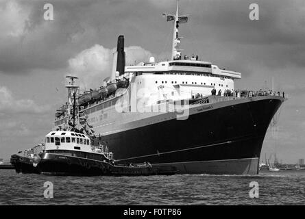 AJAXNETPHOTO. 11TH JUNE 1982. SOUTHAMPTON, ENGLAND. - TROOPSHIP QE2 RETURNING TO SOUTHAMPTON  FROM THE FALKLAND ISLANDS CONFLICT WITH 750  SURVIVORS FROM HMS COVENTRY, ARDENT AND ANTELOPE EMBARKED .  PHOTO:JONATHAN EASTLAND/AJAX.  REF:HD SHI QE2 821106 1 11. Stock Photo