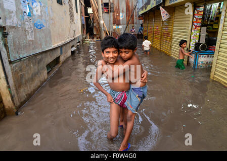 Dhaka, Bangladesh. 21st Aug, 2015. Children waking through the flooded streets of Dhaka after heavy rainfalls caused almost-standstill. On August 21, 2015  Heavy downpour rains caused flooding in most areas in the capital of Dhaka in Bangladesh. Roads were submerged making travel slow and harmful. Credit:  Mamunur Rashid/Alamy Live News Stock Photo