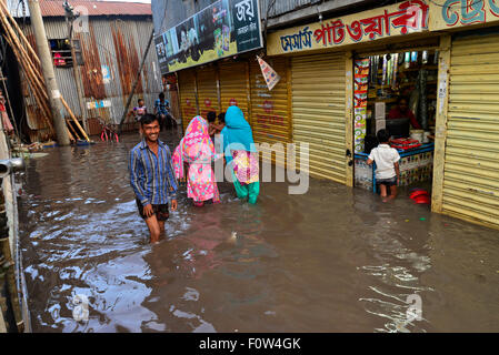 Dhaka, Bangladesh. 21st Aug, 2015. Peoples waking through the flooded streets of Dhaka after heavy rainfalls caused almost-standstill. On August 21, 2015  Heavy downpour rains caused flooding in most areas in the capital of Dhaka in Bangladesh. Roads were submerged making travel slow and harmful. Credit:  Mamunur Rashid/Alamy Live News Stock Photo