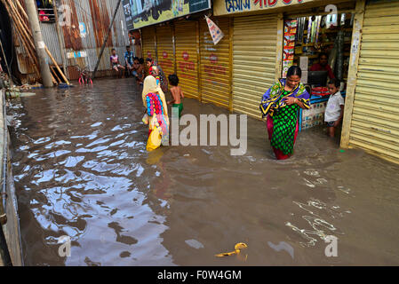 Dhaka, Bangladesh. 21st Aug, 2015. Peoples waking through the flooded streets of Dhaka after heavy rainfalls caused almost-standstill. On August 21, 2015  Heavy downpour rains caused flooding in most areas in the capital of Dhaka in Bangladesh. Roads were submerged making travel slow and harmful. Credit:  Mamunur Rashid/Alamy Live News Stock Photo