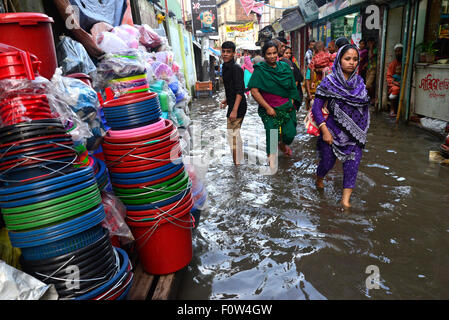 Dhaka, Bangladesh. 21st Aug, 2015. Peoples waking through the flooded streets of Dhaka after heavy rainfalls caused almost-standstill. On August 21, 2015  Heavy downpour rains caused flooding in most areas in the capital of Dhaka in Bangladesh. Roads were submerged making travel slow and harmful. Credit:  Mamunur Rashid/Alamy Live News Stock Photo