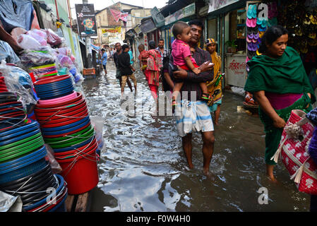 Dhaka, Bangladesh. 21st Aug, 2015. Peoples waking through the flooded streets of Dhaka after heavy rainfalls caused almost-standstill. On August 21, 2015  Heavy downpour rains caused flooding in most areas in the capital of Dhaka in Bangladesh. Roads were submerged making travel slow and harmful. Credit:  Mamunur Rashid/Alamy Live News Stock Photo