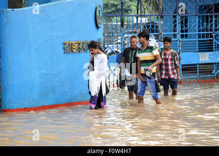 Dhaka, Bangladesh. 21st Aug, 2015. Peoples waking through the flooded streets of Dhaka after heavy rainfalls caused almost-standstill. On August 21, 2015  Heavy downpour rains caused flooding in most areas in the capital of Dhaka in Bangladesh. Roads were submerged making travel slow and harmful. Credit:  Mamunur Rashid/Alamy Live News Stock Photo