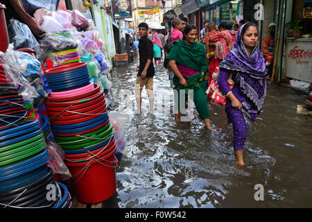 Dhaka, Bangladesh. 21st Aug, 2015. Peoples waking through the flooded streets of Dhaka after heavy rainfalls caused almost-standstill. On August 21, 2015  Heavy downpour rains caused flooding in most areas in the capital of Dhaka in Bangladesh. Roads were submerged making travel slow and harmful. Credit:  Mamunur Rashid/Alamy Live News Stock Photo