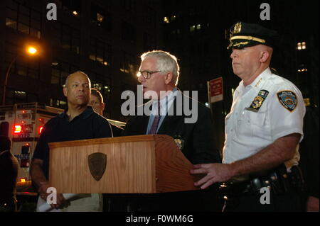 New York, USA. 21st Aug, 2015. U.S. Secretary of Homeland Security Jeh Johnson, Nnew York Police Department Deputy Commissioner for Counterterrorism and Intelligence John Miller and Chief of Department James P. O'Neill (L to R) hold a news conference at the scene of a shooting in New York, the United States, Aug. 21, 2015. A man fatally shot a security officer and then took his own life at a federal buidling in Lower Manhattan Friday afternoon, authorities said. Credit:  David Torres/Xinhua/Alamy Live News Stock Photo