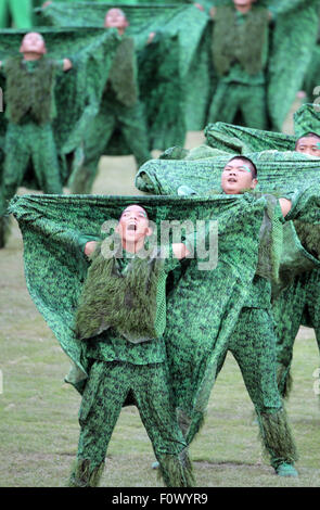 Beijing, China. 22nd Aug, 2015. Actors perform in the opening ceremony of the 15th International Association of Athletics Federations (IAAF) Athletics World Championships at the National stadium, known as Bird's Nest, in Beijing, China, 22 August 2015. Photo: Michael Kappeler/dpa/Alamy Live News Stock Photo