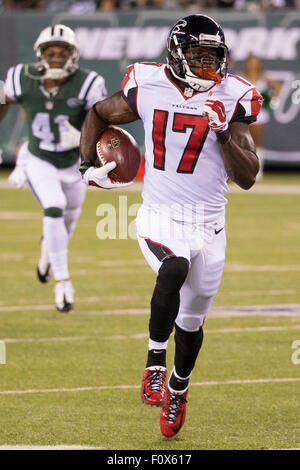 Atlanta Falcons wide receiver Devin Hester (17) looses control of