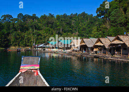 TAM GIA RAFT HOUSE on CHEOW EN LAKE in KHAO SOK NATIONAL PARK - THAILAND Stock Photo