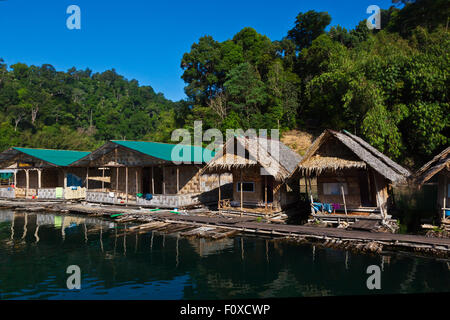 TAM GIA RAFT HOUSE on CHEOW EN LAKE in KHAO SOK NATIONAL PARK - THAILAND Stock Photo