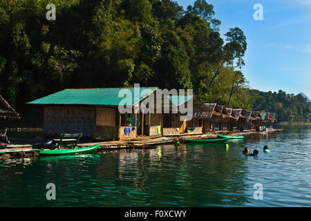 TAM GIA RAFT HOUSE on CHEOW EN LAKE in KHAO SOK NATIONAL PARK - THAILAND Stock Photo