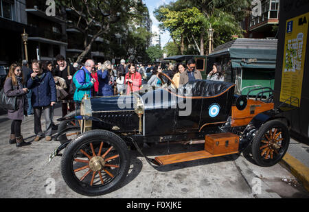 Buenos Aires, Argentina. 22nd Aug, 2015. Visitors watch a vehicle during an exhibition of antique automobiles, in the city of Buenos Aires, capital of Argentina, on Aug. 22, 2015. According to local press, with more than 60 cars manufactured before 1919 and organized by the Classic Car Club, the exhibition is a preview to the XIX edition of 2015 Recoleta-Tiger Grand Prix. Credit:  Martin Zabala/Xinhua/Alamy Live News Stock Photo