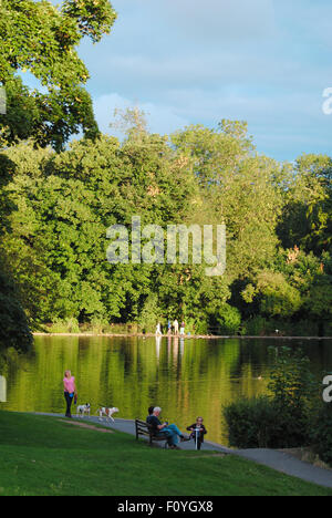 Northampton, UK. 23rd August, 2015. Familys and dog walkers enjoy the beautiful sunny evening weather in Abington Park in Northampton. The forcast next week is for rain. Credit:  Bigred/Alamy Live News Stock Photo