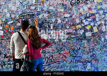 Italy, Veneto, Verona, Love notes on Juliet's House, a Couple Leaves a Love Message at the Entrance. Stock Photo