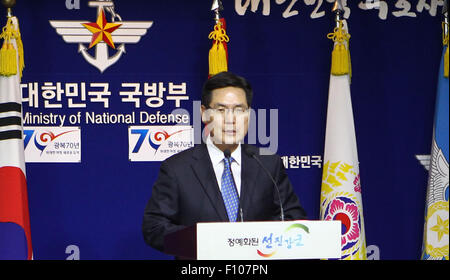 Seoul, South Korea. 24th Aug, 2015. South Korea's Defense Ministry spokesman Kim Min-seok speaks during a press briefing in Seoul, South Korea, Aug. 24, 2015. Kim Min-seok told the media that South Korea and the United States continued to closely watch the Korean Peninsula's crisis situation, and were flexibly reviewing the timing of the deployment of U.S. strategic military assets. © Seongbin Kang/Xinhua/Alamy Live News Stock Photo