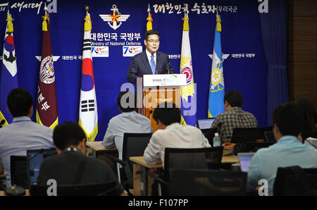 Seoul, South Korea. 24th Aug, 2015. South Korea's Defense Ministry spokesman Kim Min-seok (C, rear) speaks during a press briefing in Seoul, South Korea, Aug. 24, 2015. Kim Min-seok told the media that South Korea and the United States continued to closely watch the Korean Peninsula's crisis situation, and were flexibly reviewing the timing of the deployment of U.S. strategic military assets. © Seongbin Kang/Xinhua/Alamy Live News Stock Photo