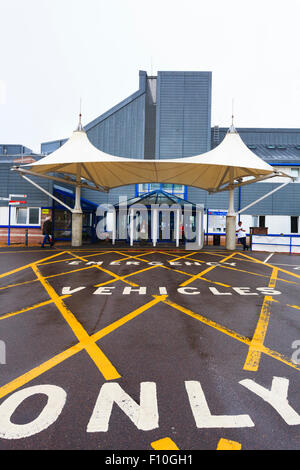 Emergency vehicles only cross hatching road markings outside hospital Stock Photo