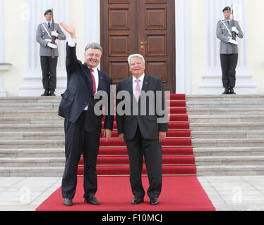 Berlin, Germany. 24th Aug, 2015. German President Joachim Gauck (right) welcomes the ukrainian President Petro Poroschenko in the Bellevue Palace, in Berlin, Germany, 24 August 2015. PHOTO: WOLFGANG KUMM/dpa/Alamy Live News Stock Photo