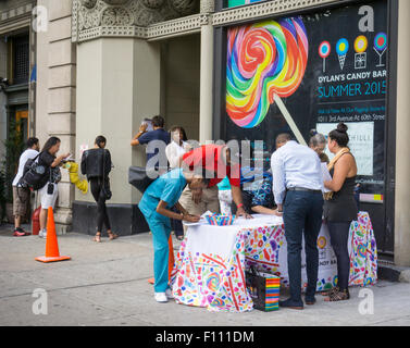 Prospective employees for Dylan's Candy Bar' s Union Square store fill out applications in front of the soon-to-be-opened store in New York on Thursday, August 20, 2015. Founded by Dylan Lauren, Dylan's Candy Bar sells over 7500 confections including their own private label and nostalgic candies in its 11 locations and online. (© Richard B. Levine) Stock Photo