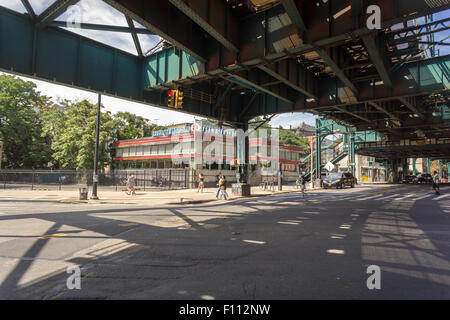 The Court Square Diner under the Number 7 elevated train trestle in the Long Island City neighborhood of New York seen on Saturday, August 22, 2015. A group of investors is proposing an even bigger mixed-use development of 128,000 square feet in the neighborhood which would include a pedestrian bridge connecting to Roosevelt Island, the future home of Cornell Tech.  (© Richard B. Levine) Stock Photo
